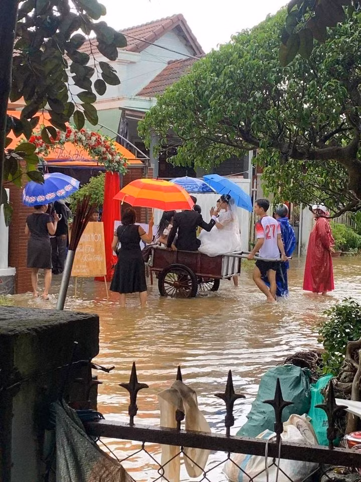 Đám cưới là chuyện hệ trọng cả đời mỗi người nên ai cũng mong sự kiện này sẽ diễn ra suôn sẻ bởi "đầu có xuôi thì đuôi mới lọt". Nhưng cũng có những đám cưới không may tổ chức trong điều kiện thời tiết vô cùng xấu.