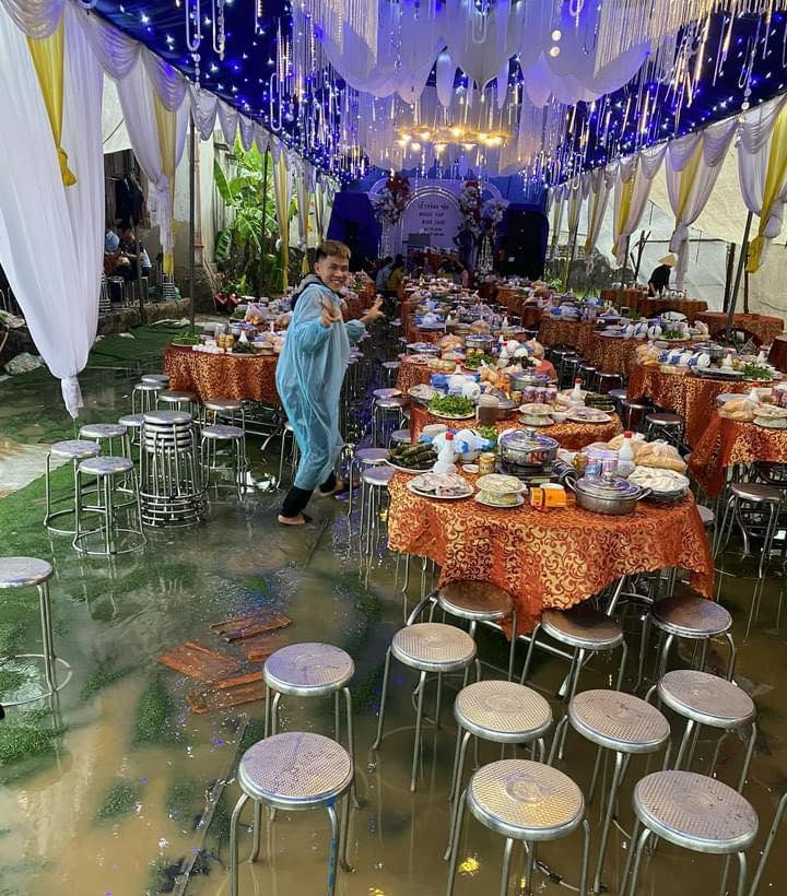 Dù sao thì ngày cũng đã định, cỗ bàn cũng đã đặt nên chẳng thế nào hoãn được. Cho nên ăn cỗ đám cưới trên biển nước cũng là một trải nghiệm hiếm có phải không nào?