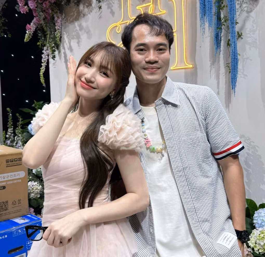 Ngoài ra, Văn Toàn cũng đã mời vợ của Văn Hậu là Doãn Hải My tham dự buổi livestream bán hàng này.