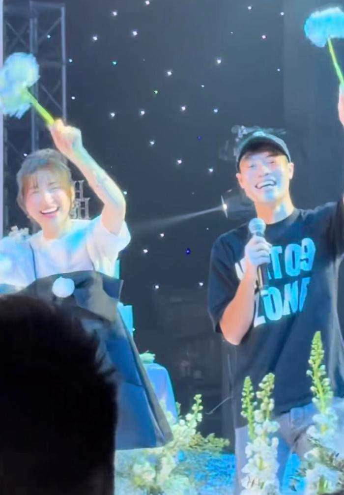 Những hình ảnh của Văn Toàn và Hòa Minzy liên tục được netizen chia sẻ nhưng cả 2 đều khẳng định "tên" cho mối quan hệ này,