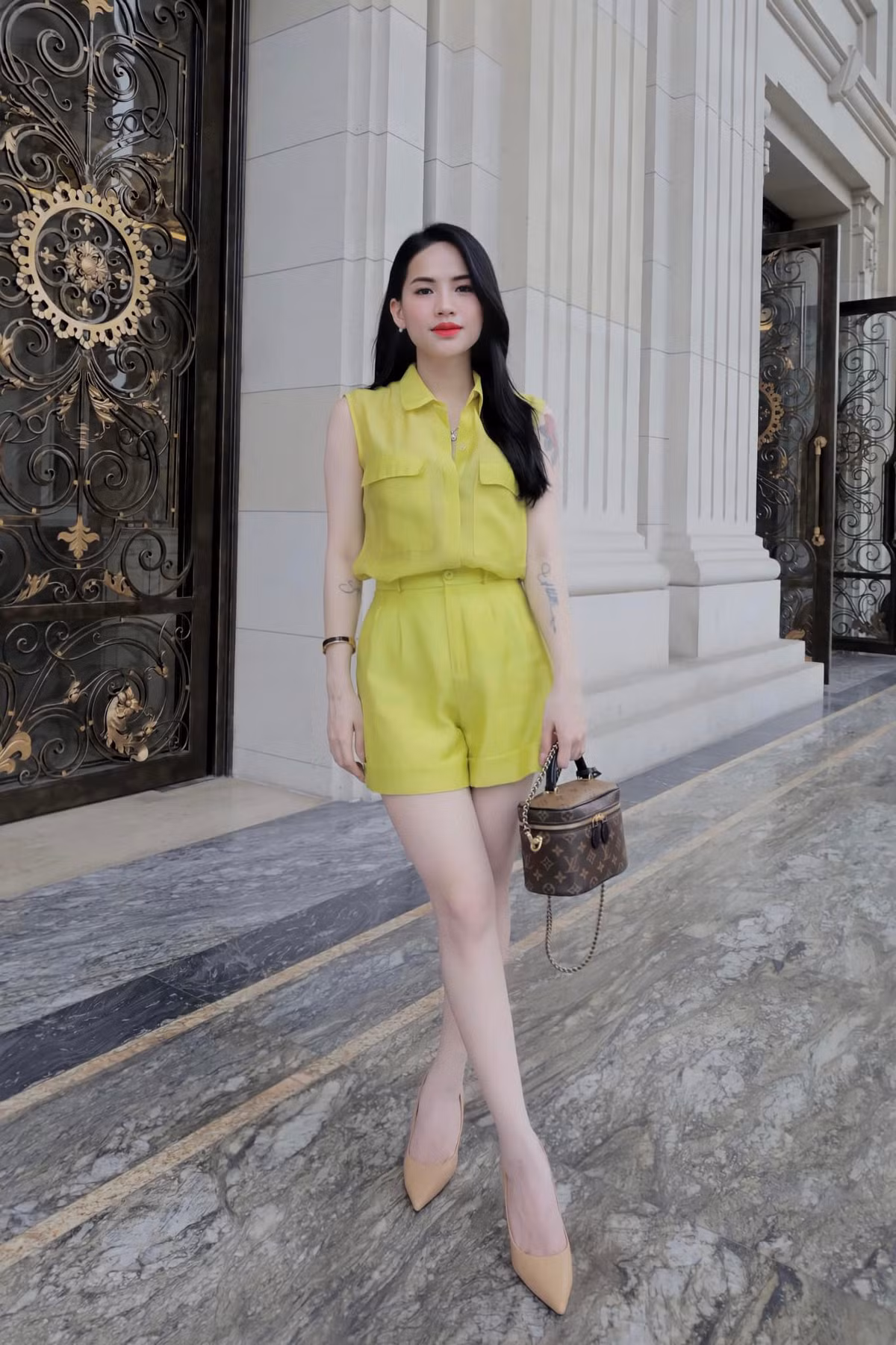 Được biết, Võ Hà Linh từng có tuổi thơ khá vất vả khi bố mất sớm, mẹ cô phải tần tảo nuôi 2 chị em ăn học. .