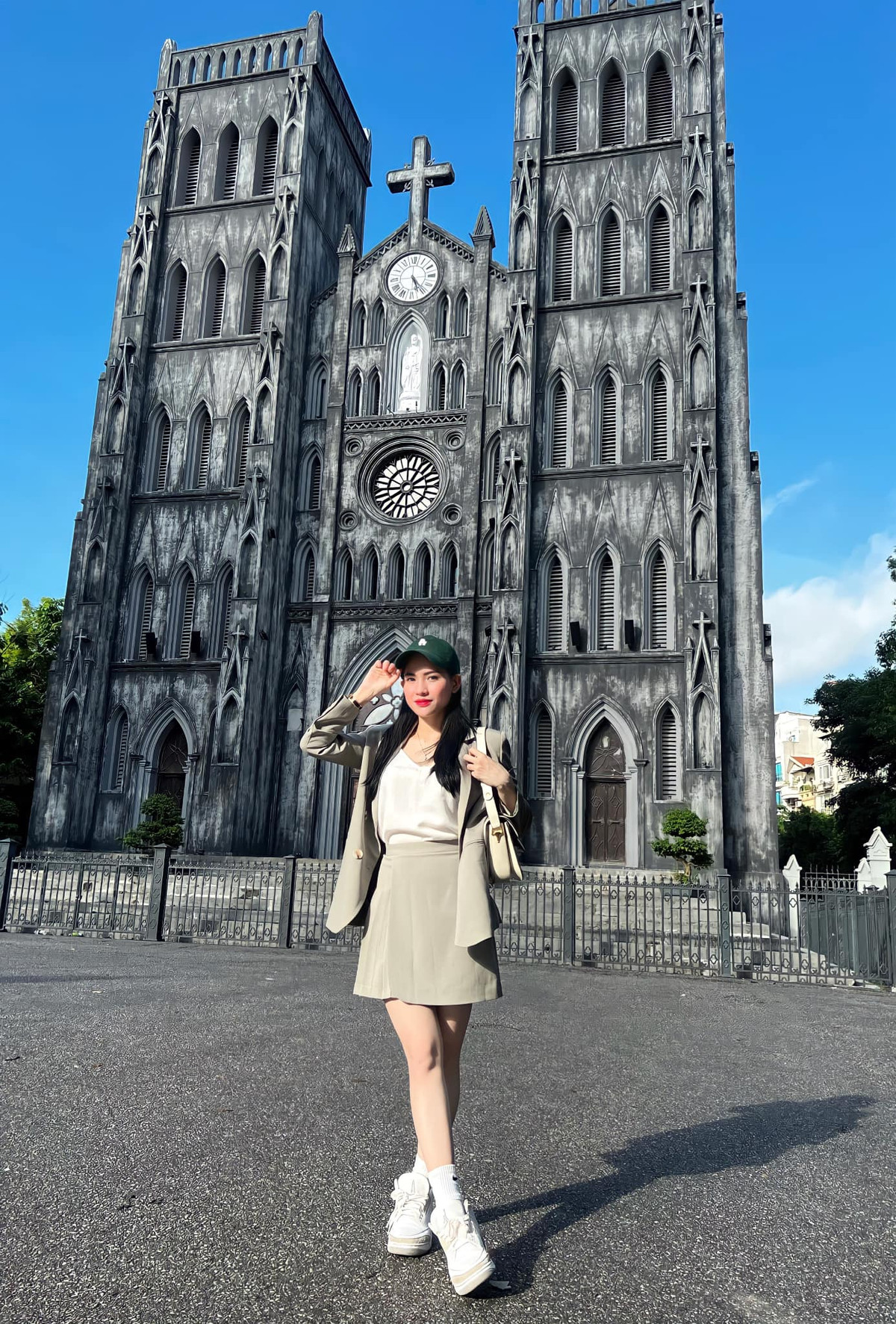 Ngày còn đi học, Hà Linh thuộc diện các học sinh có học thành tích học tập tốt, cô đã thi đỗ trường ĐH Kiến trúc Hà Nội, khoa Mỹ Thuật, chuyên ngành thiết kế nội thất với số điểm cao.