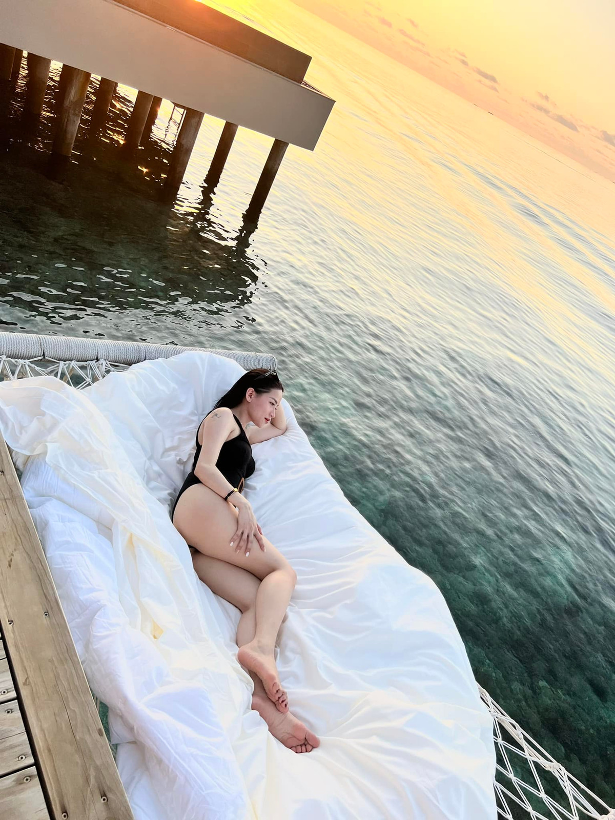 Tránh sự soi mói của nhiều antifan, Võ Hà Linh chủ động để lại bình luận: "Bọn em đi toàn đàn bà nên chụp ảnh cũng thoải mái mọi người ơi. Mọi người đừng soi quá. Em không có đại gia nào chống lưng và cũng không có nhu cầu tìm đại gia. Ảnh đẹp là up thôi ạ".