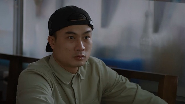 "Hê sờ lô hơ sờ ly ly" được anh chàng nói trong một phân đoạn cùng với sự duyên dáng đã khiến rất nhiều người thích thú. Câu nói này là một câu nói lái của câu chào bằng tiếng Anh: Hello honey (Chào em yêu).