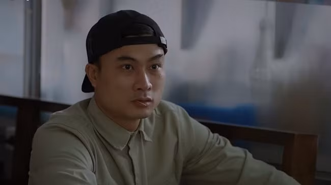 "Hê sờ lô hơ sờ ly ly" được anh chàng nói trong một phân đoạn cùng với sự duyên dáng đã khiến rất nhiều người thích thú. Câu nói này là một câu nói lái của câu chào bằng tiếng Anh: Hello honey (Chào em yêu).