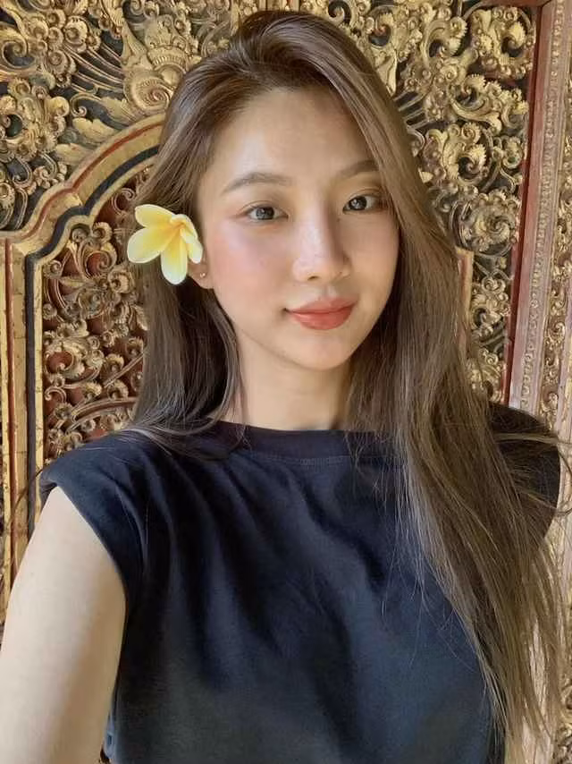 Dung chia sẻ, cô bắt đầu kinh doanh từ năm thứ 3 Đại học, từ buôn bán online đến giờ nữ TikToker này đã có một cửa hàng thời trang tại Quận 3.