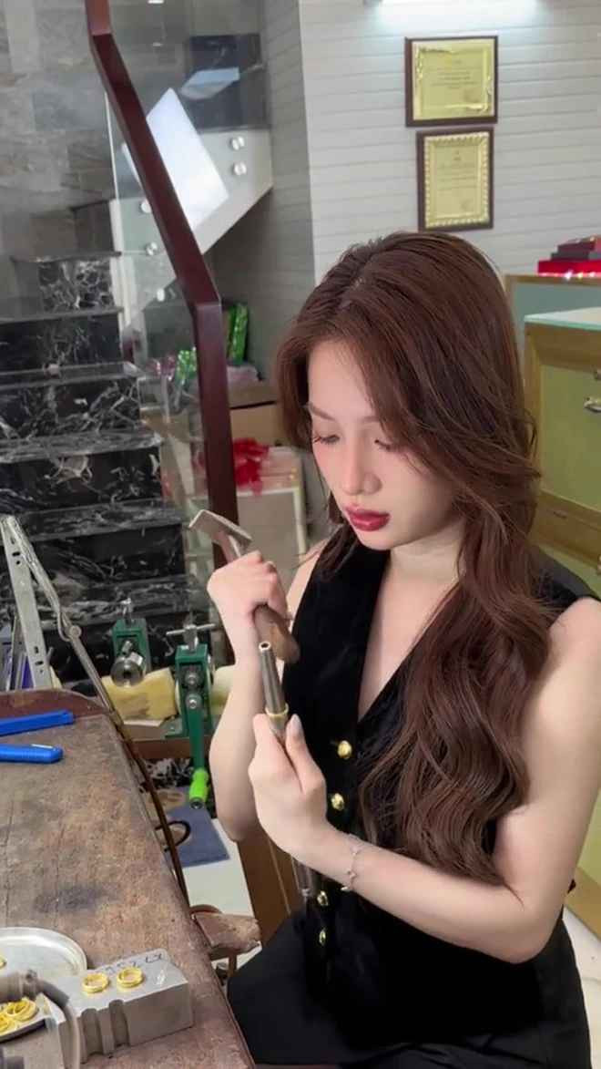 TikToker "Dung Bán Vàng" sinh năm 1996. Ngoài kênh TikTok hút người xem, cô nàng còn có một cửa hàng kinh doanh thời trang tại Sài Gòn.