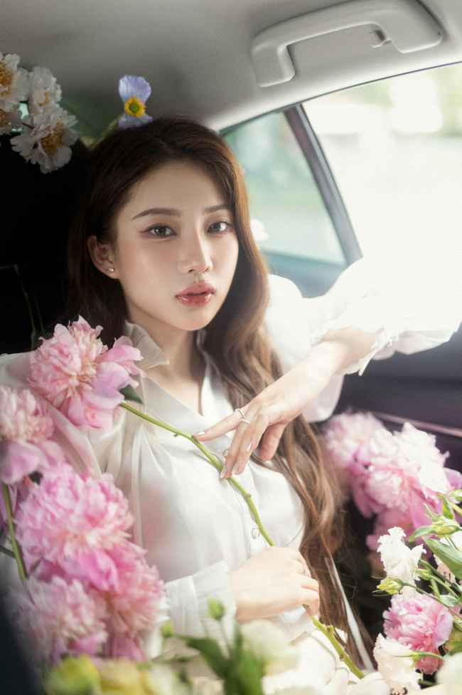 Những mùa cao điểm và cần chuẩn bị cho bộ sưu tập mới thì Dung tập trung ở Sài Gòn. Ngoài ra sẽ là thời gian rảnh, cô viết kịch bản và về quê để phụ giúp công việc kinh doanh của gia đình.