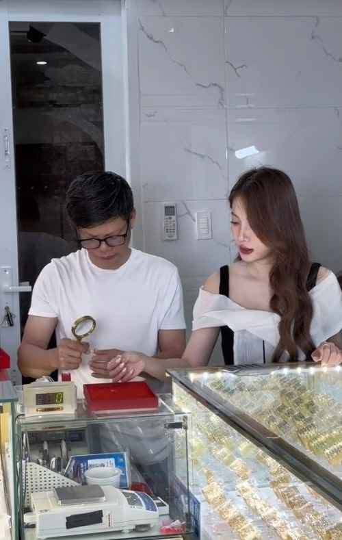 Khi nói về công việc kinh doanh của gia đình, Dung chia sẻ, cha mẹ cô bắt đầu mở cửa hàng và kinh doanh từ năm 1994 đến nay cũng được 30 năm. Vàng là một ngành vừa cũ vừa mới. Cũ với doanh nghiệp làm vàng và mới với khách hàng hay những người chưa bao giờ tiếp xúc với vàng.