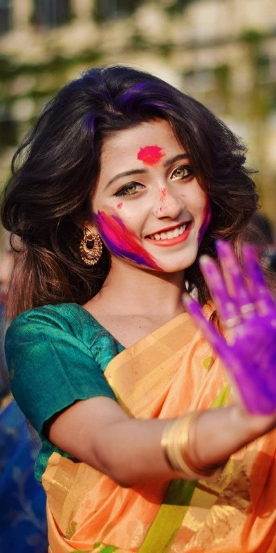 Có những bức hình dù đã che đi 2/3 khuôn mặt, nhưng Sanyal vẫn làm bao người rung động bởi đôi mắt sáng màu hổ phách hiếm có.