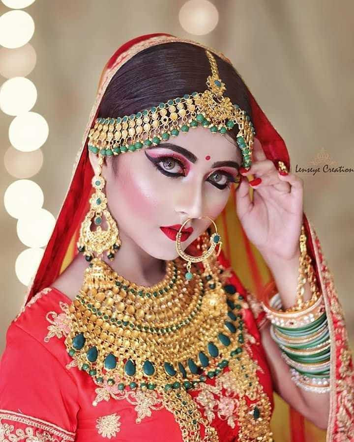 Thậm chí ngay cả khi trang điểm nhạt hoặc để mặt mộc, dân tình cũng cho rằng Sanyal không duy trì được vẻ trong sáng như trước. Lượng tương tác giảm dần theo từng bài đăng cho thấy người theo dõi đã chẳng còn đánh giá cao nhan sắc của cô.