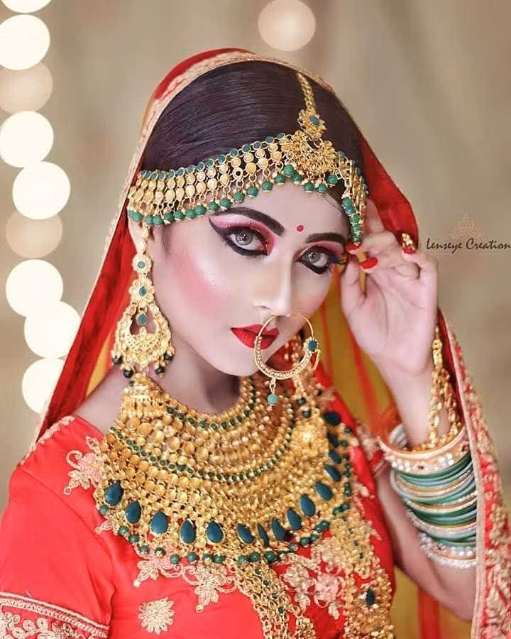 Thậm chí ngay cả khi trang điểm nhạt hoặc để mặt mộc, dân tình cũng cho rằng Sanyal không duy trì được vẻ trong sáng như trước. Lượng tương tác giảm dần theo từng bài đăng cho thấy người theo dõi đã chẳng còn đánh giá cao nhan sắc của cô.