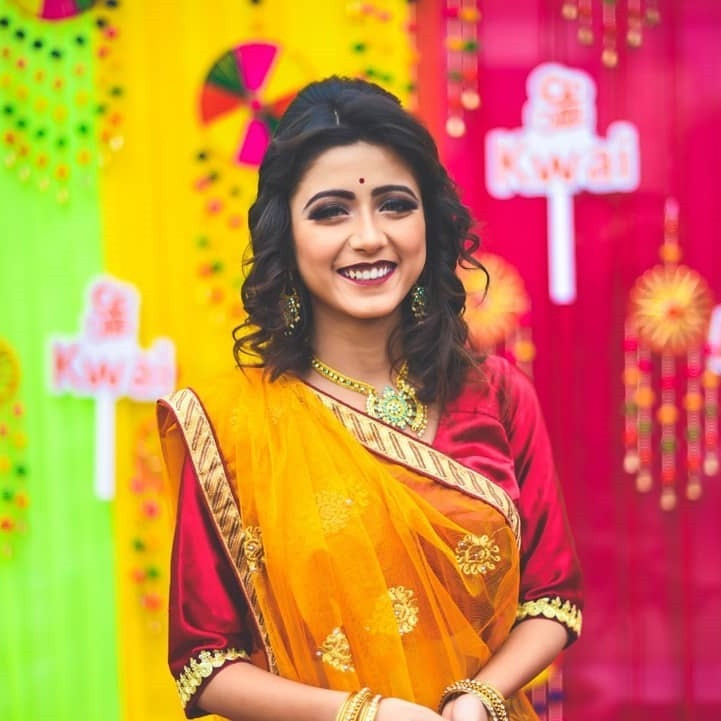 Theo dõi trang cá nhân của Sanyal có thể thấy dù giờ đây mới 20 tuổi nhưng cô lại rất chuộng phong cách như một quý bà, trang điểm rất đậm. Điều này khiến “nữ thần” một thời trở nên già dặn hơn, đánh mất nét trẻ trung vốn có.