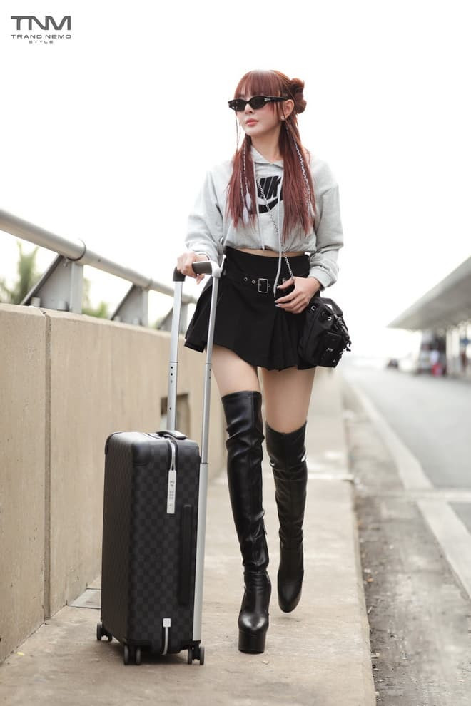 Trên trang cá nhân, người đẹp 9X thường xuyên khoe những hình ảnh đời thường, trên đường phố với phong cách thời trang sành điệu và cá tính.