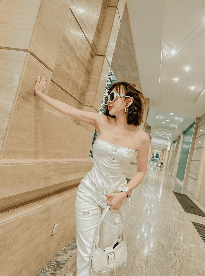 Sự mạnh mẽ, nhưng rất quyến rũ, gợi cảm luôn là những bộ mốt mà Trang Nemo ưu tiên.