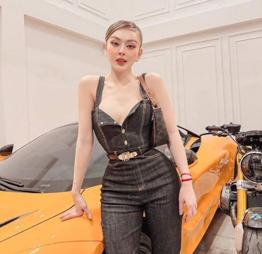 Dù đã có con nhưng nữ hot girl một thời gây sửng sốt cho người xem với phong cách thời trang phóng khoáng cùng cách tạo dáng đầy cá tính không kém người mẫu, phong cách của Trang Nemo vẫn trẻ trung, đầy màu sắc mà có lẽ, nhiều đàn em tuổi đôi mươi cũng khó bì kịp.