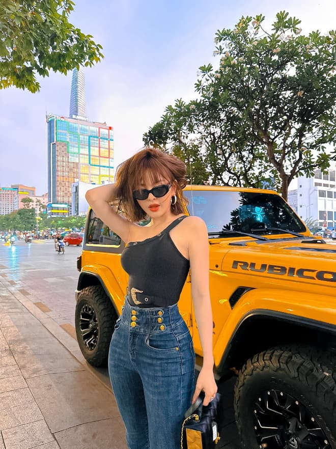 Trước tiên phải nói tới ấy là sự mạnh dạn trong việc lựa chọn màu sắc trang phục của Trang Nemo.