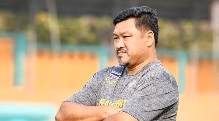 Dù giành HCV SEA Games 2017 nhưng việc thất bại ở ASIAD 2018 đã khiến ông Worrawoot Srimaka bị “bay ghế” sau quyết định sa thải của LĐBĐ Thái Lan.