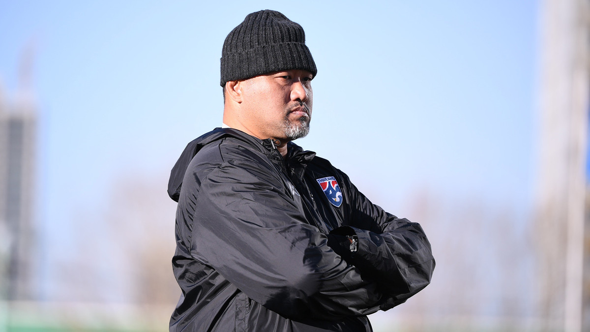 HLV Worrawoot Srimaka là cái tên khá quen thuộc với những NHM Việt Nam khi chính ông là người dẫn dắt U22 Thái Lan cầm hòa U22 Việt Nam tại SEA Games 30, giải đấu mà đoàn quân của HLV Park Hang Seo giành tấm HCV.