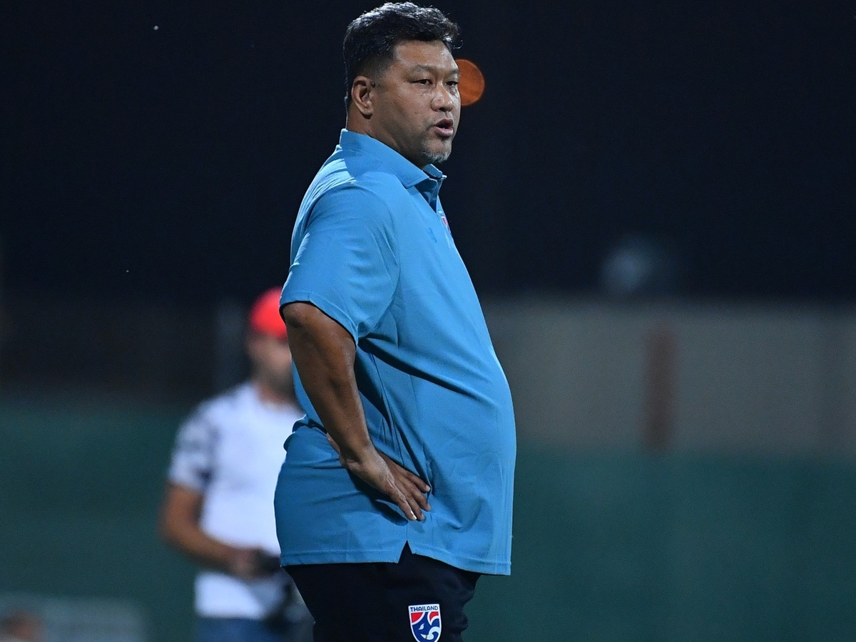 Tan HLV U23 Thai Lan tung om han truoc U23 Viet Nam ra sao?