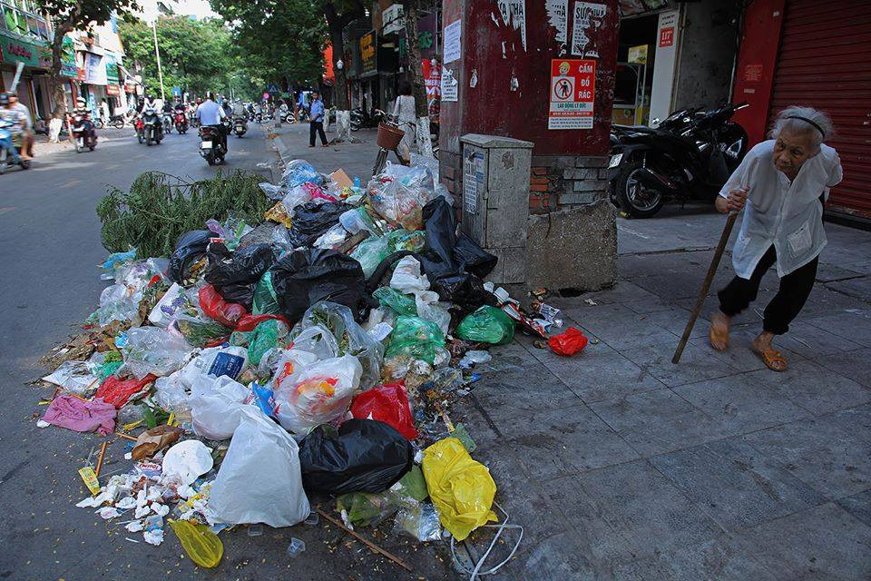 Điển như nickname V.T.P có viết: "Sáng nay tớ đi đường chợt thấy quá nhiều rác, đi dọc đoạn Đội Cấn mà đếm được gần 20 đống rác lớn nhỏ, tràn ra cả đường. Thấy sợ hãi thực sự, mong chính quyền có phương hướng giải quyết sớm".