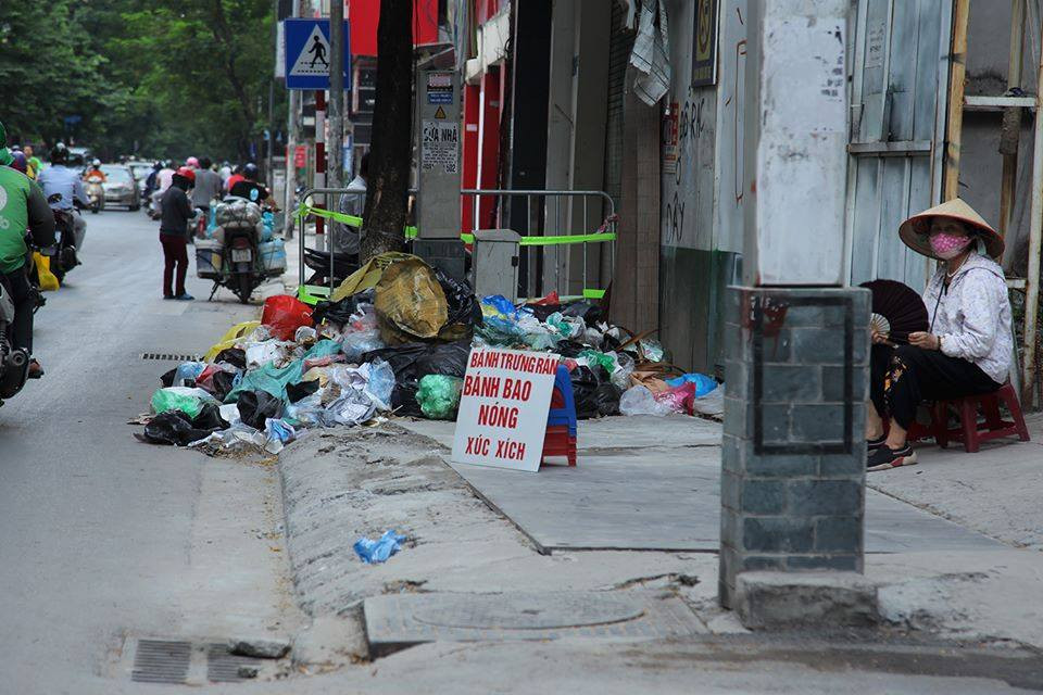 Cụ thể, trên nhiều fanpage chia sẻ lại những bức ảnh được ghi lại ở phố Đội Cấn cũng như một số tuyến phố lân cận, từng đống rác thải sinh hoạt to được chất đống rải rác khắp các vỉa hè, gốc cây, trụ điện.