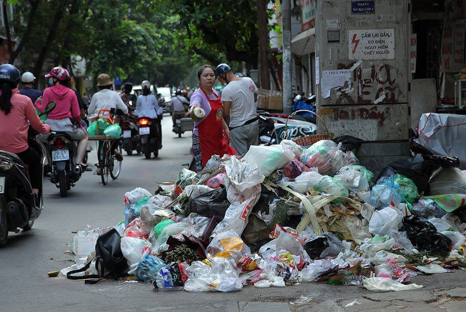 Chứng cảnh Hà Nội ngập rác thải sinh hoạt, nhiều dân mạng không khỏi xót xa