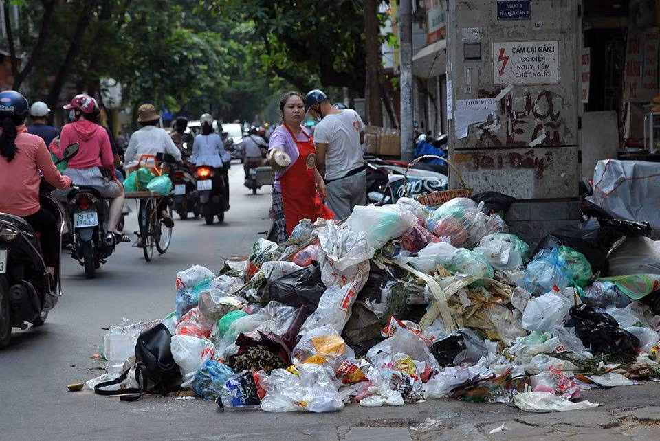 Chứng cảnh Hà Nội ngập rác thải sinh hoạt, nhiều dân mạng không khỏi xót xa