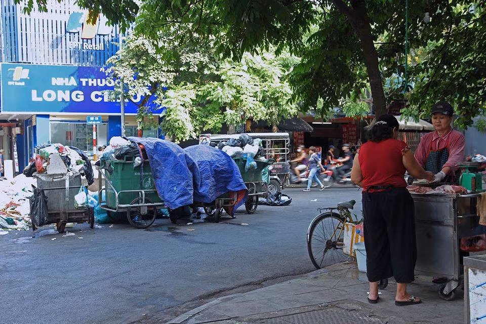 Còn nickname M.A bình luận: "Chôn lấp như hiện nay chỉ giải quyết vấn đề trước mắt, thiết nghĩ cần sớm triển khai phân loại và xử lý rác triệt để."