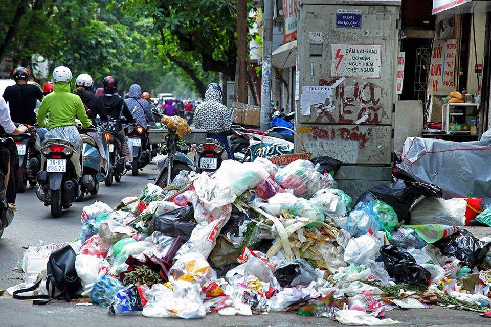 Chủ nhân những bức ảnh Hà Nội ngập rác để lại bình luận: "Ôi, Thủ đô ơi...! Vì bãi rác Nam Sơn đang bị chặn nên rác thải của người dân Hà Nội chưa kịp xử lý. 2 ngày nay đi đường sợ quá bà con ạ!"