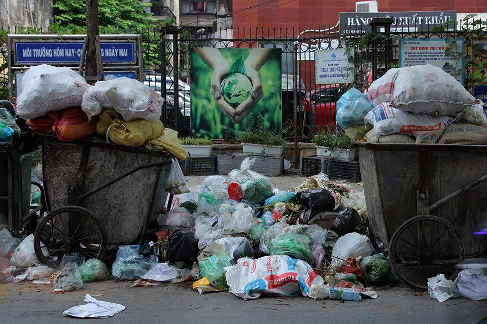 Công nhân công ty môi trường phải che bạt tạm thời để mùi hôi thối không bốc lên ảnh hướng đến cuộc sống của người dân.