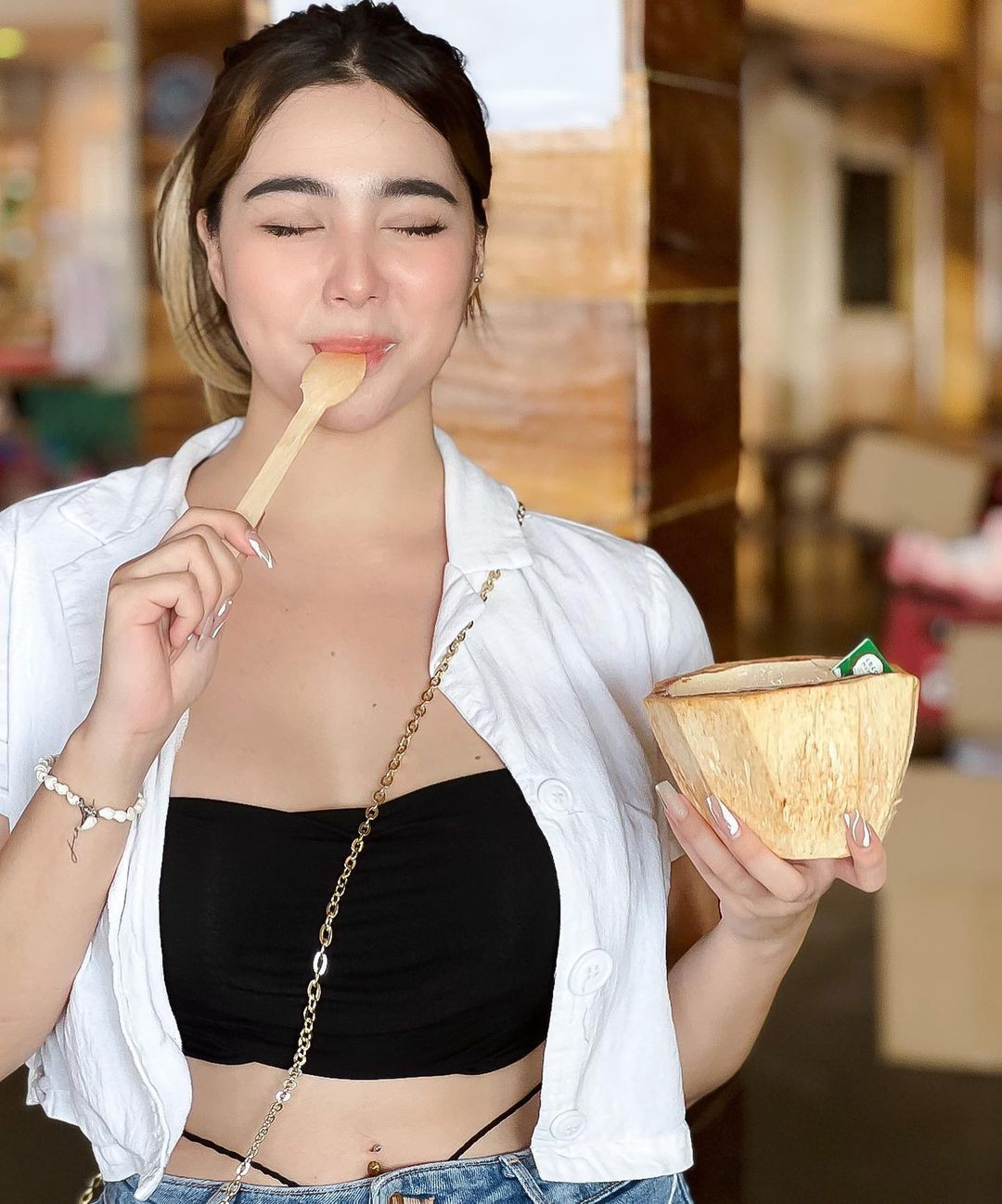 Shaine Rizelle Macela nhận được hàng trăm ngàn lượt theo dõi trên các trang mạng xã hội. Người hâm mộ dành cho cô những lời khen có cánh về ngoại hình như: "Bạn là nữ thần", "vòng 3 quá đẹp", "dáng vóc hoàn hảo", "xinh đẹp, sexy"...