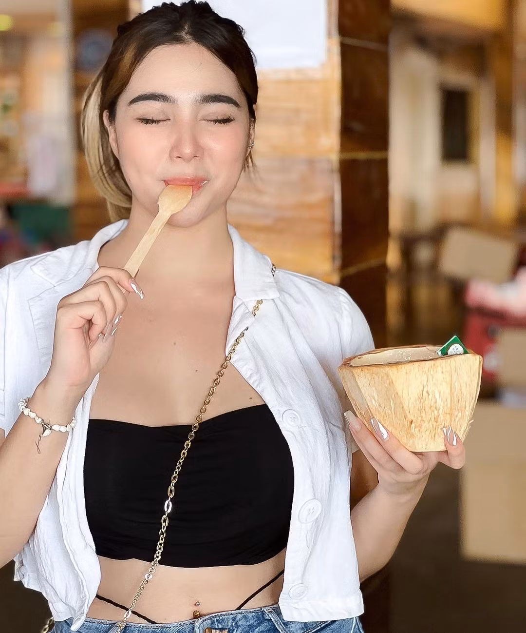 Shaine Rizelle Macela nhận được hàng trăm ngàn lượt theo dõi trên các trang mạng xã hội. Người hâm mộ dành cho cô những lời khen có cánh về ngoại hình như: "Bạn là nữ thần", "vòng 3 quá đẹp", "dáng vóc hoàn hảo", "xinh đẹp, sexy"...