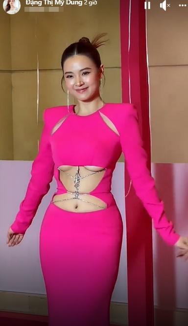 Dưới phần bình luận bài đăng, trong khi một số khen ngợi Midu ngày càng gợi cảm, xinh đẹp, số khác lại trêu đùa người đẹp rằng: "Cô giáo đóng cúc áo vào đi".