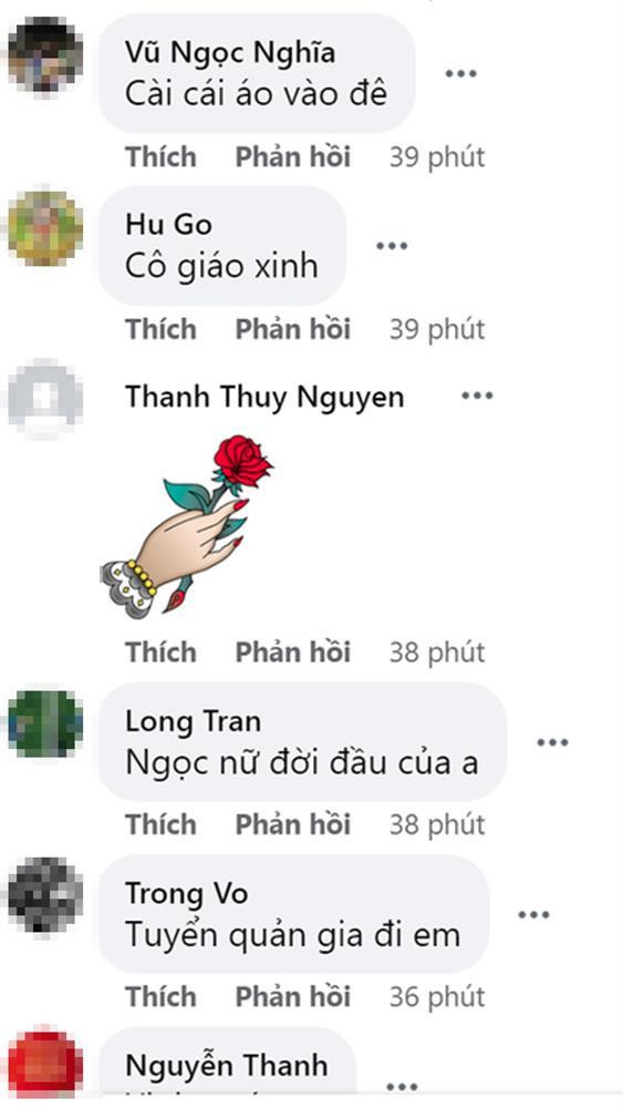 Theo đó, Midu diện chiếc áo sơ mi màu trắng thanh lịch. Nhưng điểm gây chú ý chính là việc hot girl 8X đã "bung" 2 chiếc cúc, vòng 1 lấp ló phía sau.
