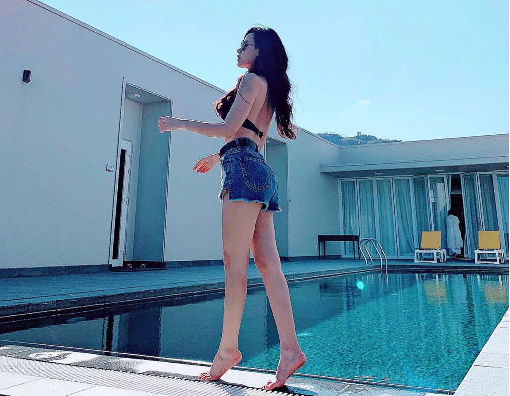 Trong những ngày hè hay những chuyến đi du lịch, Midu không ngại khoe body của mình.