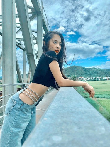 Với số đo 3 vòng đáng mơ ước 86-60-92, Huỳnh Hàn Trúc Lâm hot girl đến từ Phú Yên trở thành gương mặt được dân tình trên MXH chú ý và liên tục ấn nút theo dõi.