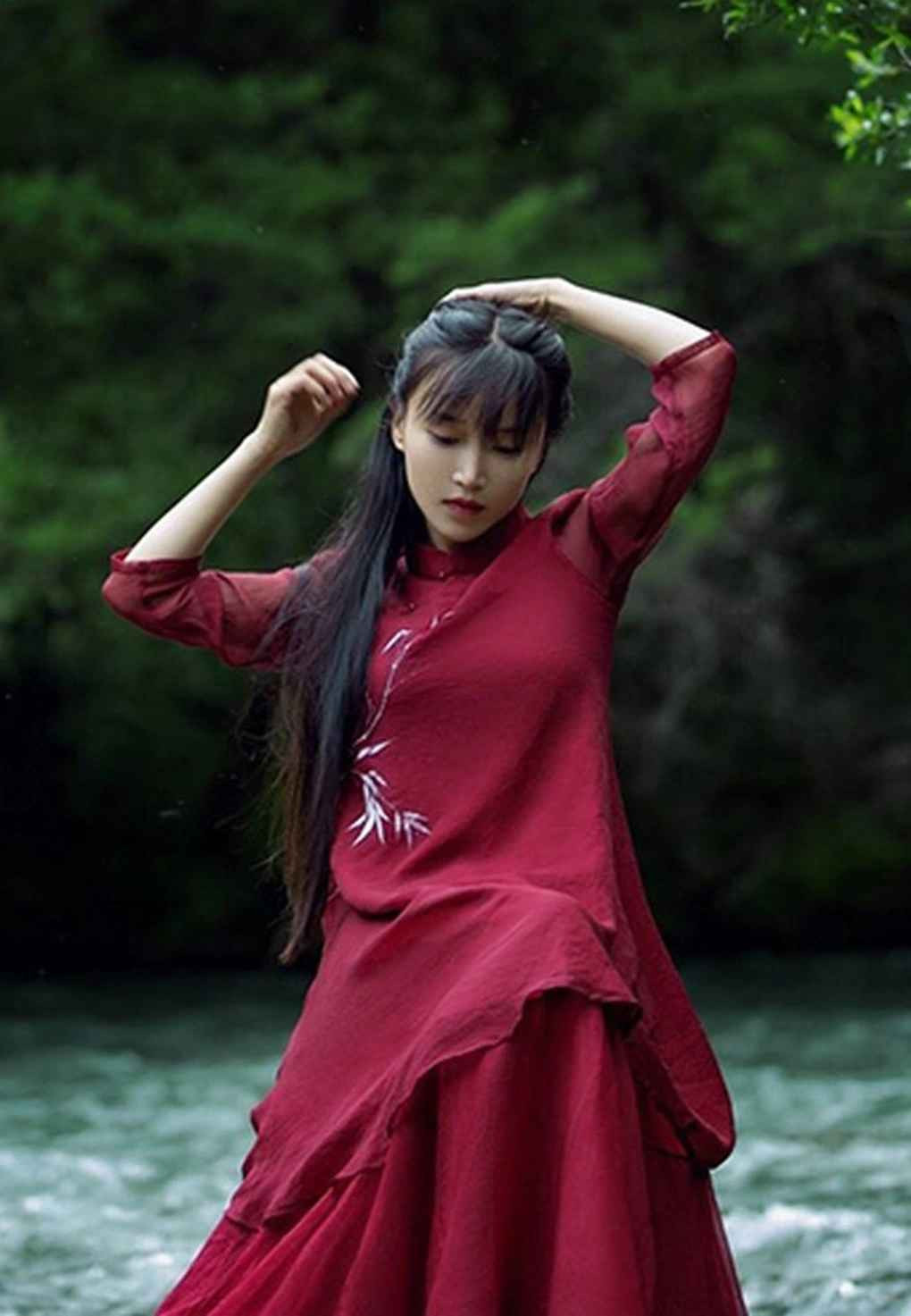 Từ năm 2016, Tử Thất tự lên kịch bản, ý tưởng và đóng chính trong video của mình, công ty Weinian chịu trách nhiệm quảng bá video. Sau khi nữ Youtuber này nổi tiếng, hai bên hợp tác tung các sản phẩm nông sản.