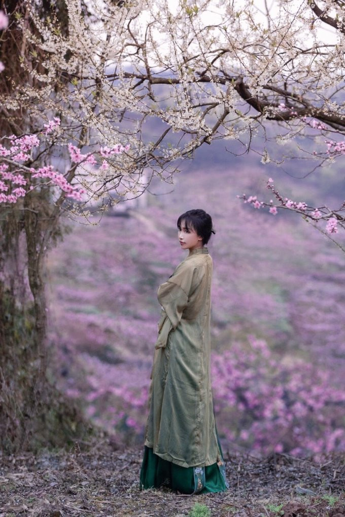 "Tiên nữ đồng quê" Trung Quốc tái xuất, fan mừng ra mặt Hôm 15/9, tài khoản Douyin của tờ Tài chính Trung Quốc đăng video Lý Tử Thất phát biểu trong vai trò đại sứ Lễ hội Nông dân Trung Quốc được mùa. Người đẹp cho biết bảy năm trước, cô rời thành thị về nông thôn, dùng máy quay và nền tảng video ngắn ghi lại, lan tỏa những điều bình dị, đẹp đẽ ở nông thôn.