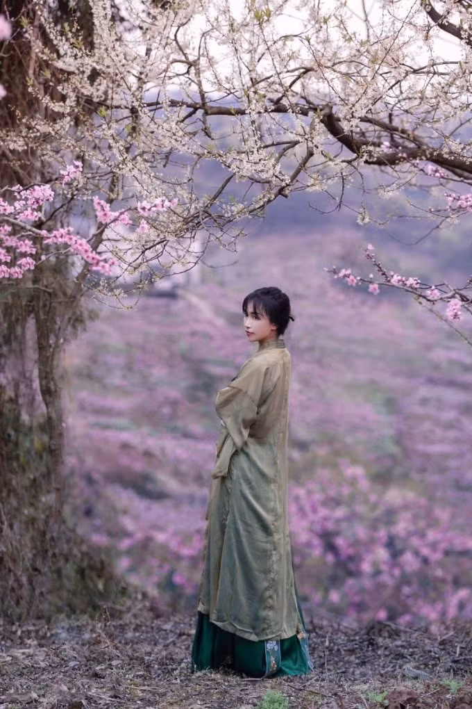 Hôm 15/9, tài khoản Douyin của tờ Tài chính Trung Quốc đăng video Lý Tử Thất phát biểu trong vai trò đại sứ Lễ hội Nông dân Trung Quốc được mùa. Người đẹp cho biết bảy năm trước, cô rời thành thị về nông thôn, dùng máy quay và nền tảng video ngắn ghi lại, lan tỏa những điều bình dị, đẹp đẽ ở nông thôn.