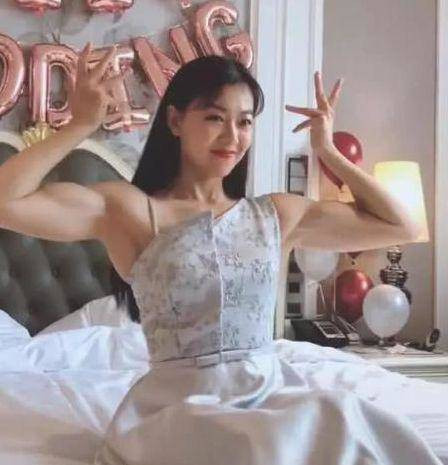 Theo Sohu, cô gái trong bức ảnh là phù dâu. Chỉ nhờ một khoảnh khắc giơ tay khoe cơ bắp cô đã được chú ý. Cô gái có gương mặt khả ái, đường nét thanh tú nhưng đáng ý chú nhất là vẻ đep cuồn cuộn.