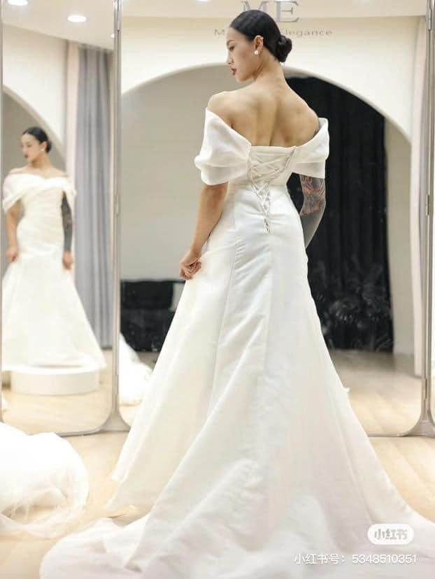 Theo tìm hiểu, cô dâu khoe cơ bắp khi thử váy cưới trên đến từ Trung Quốc nhưng điều đáng tiếc là chưa thể tìm ra danh tính của cô.