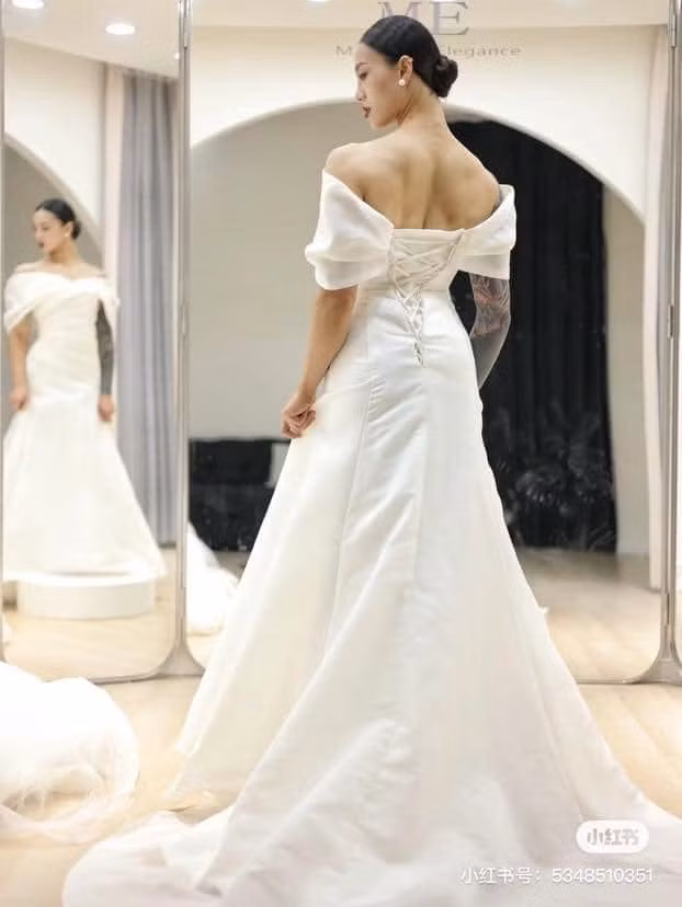 Theo tìm hiểu, cô dâu khoe cơ bắp khi thử váy cưới trên đến từ Trung Quốc nhưng điều đáng tiếc là chưa thể tìm ra danh tính của cô.