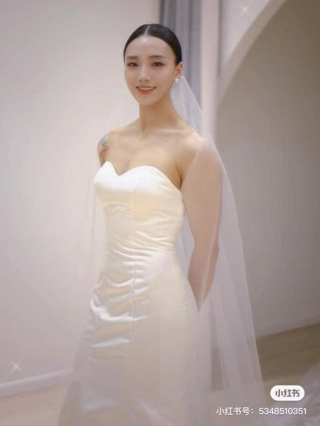 Với gương mặt ưa nhìn, chiều cao ổn, cô dâu trên được khen thuỳ mì.