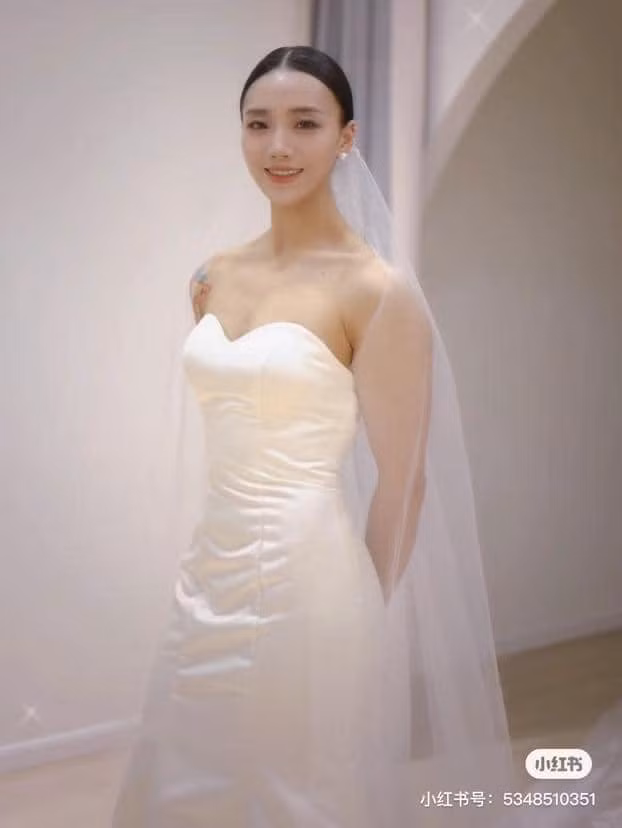 Với gương mặt ưa nhìn, chiều cao ổn, cô dâu trên được khen thuỳ mì.