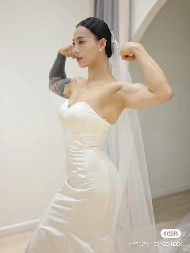 Tuy nhiên, mọi sự thuỳ mị đều tan biến khi cô nàng khoe cơ bắp trong bức ảnh diện áo cưới.