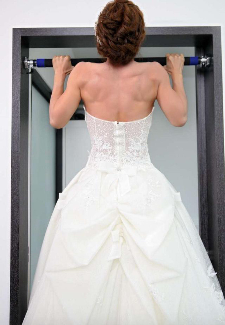 Sau khi những bức ảnh cô dâu diện áo cưới khoe cơ bắp được đăng tải, bên cạnh những lời khen, netizen cũng đùa rằng chồng tương lai của cô nàng cẩn thận...