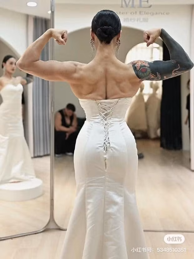 Thu vay cuoi, co dau khoe co bap khien canh may rau ai ngai