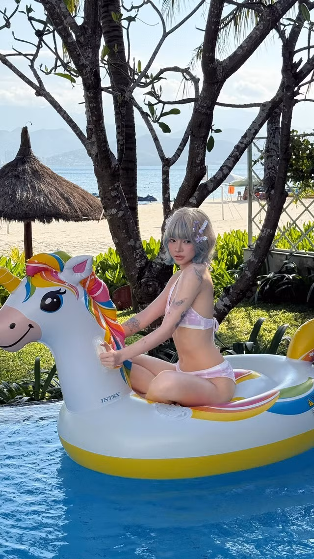 Trong bộ bikini hai mảnh, TikToker Ciin tự tin khoe vóc dáng "vạn người mê". Tuy nhiên, điều khiến nhiều người bất ngờ hơn cả là phong cách mới mẻ của cô.