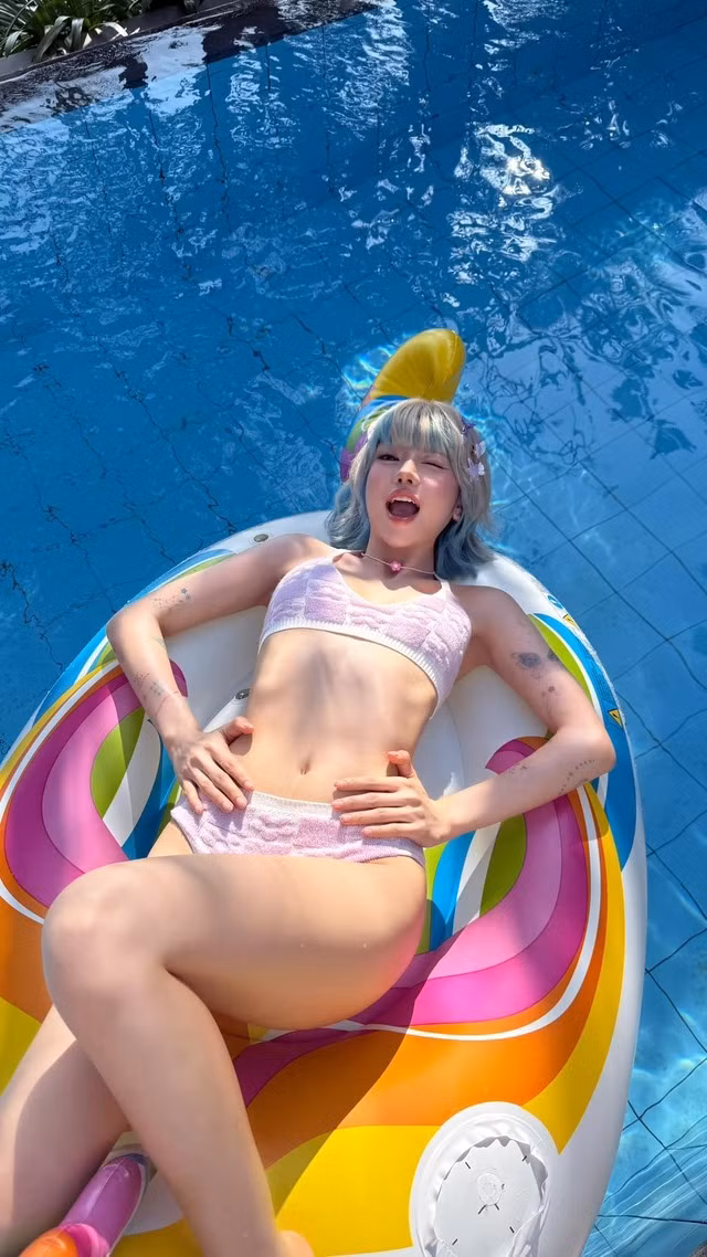 Điều đáng chú ý là Ciin không chỉ khoe body quyến rũ mà còn xuất hiện với phong cách hoàn toàn khác biệt so với hình ảnh thường thấy trước đây, khiến không ít fan phải ngỡ ngàng và không nhận ra.